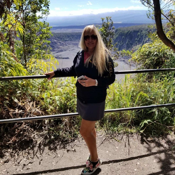 Meet your Posher, Suzy🌺 - Picture 8 of 12